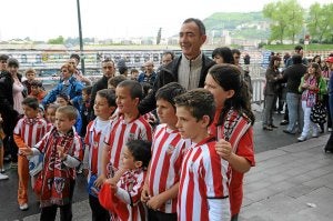 El exjugador rojiblanco posa con unos jóvenes aficionados en un entrenamiento en Lezama. ::
I. PÉREZ/