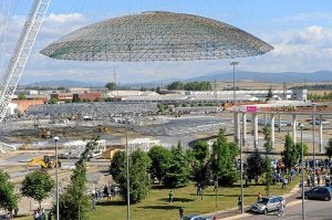 Una enorme grúa trasladó la cúpula./ I. Onandia/