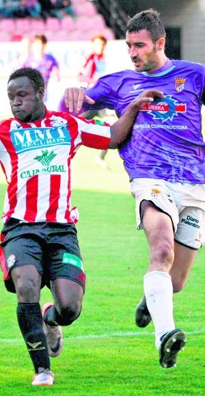 Blanco, en la imagen ante un jugador del Zamora, jugó en el Palencia los últimos años. ::
JOSÉ LUIS LEAL/