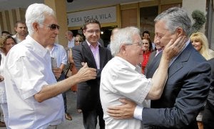 José Blanco saluda a los vecinos de la localidad valenciana de Mislata. :: EFE/