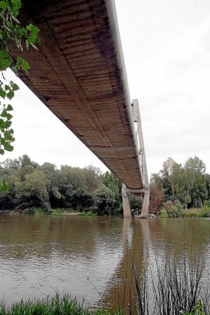 El cuerpo de la niña fue hallado en los sotos del Ebro, bajo la pasarela peatonal. :: MIGUEL HERREROS/