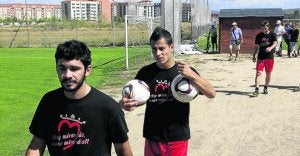 El valenciano, en primer término por delante de Martins, llevaba desde la última semana de agosto a las órdenes de Pouso, pero sólo ha jugado en la Copa regional. ::
A. GÓMEZ/