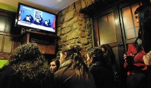 Un grupo de jóvenes escucha el comunicado de ETA en San Sebastián. :: AFP/