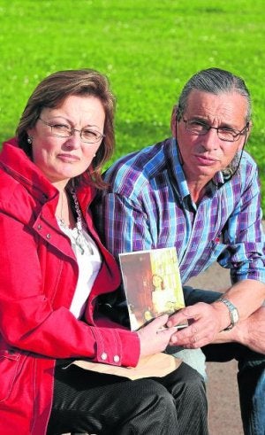 Rosa Trinidad y Antonio Iriondo, con una foto de su hijo. ::M. SALGUERO/