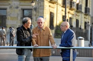 Fernando Garrido, su tío Silverio Velasco y Suso Ferreiro Franqueira, ayudante del general asesinado, ante el antiguo Gobierno Militar. :: UNANUE/