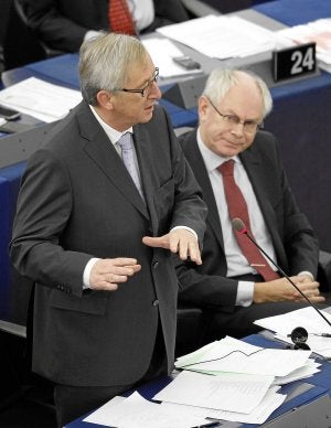 Van Rompuy, sentado, escucha las palabras de Juncker. :: REUTERS/