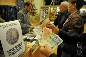 Los comerciantes de la calle Gorbea admiten el pago en pesetas hasta el próximo día 30 de diciembre. ::
IOSU ONANDIA/