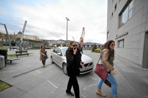 La artista, a su llegada ayer por la tarde al Palacio Euskalduna para iniciar los ensayos. ::
BORJA AGUDO/