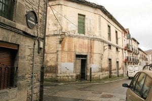 Vivienda en la que fueron hallados muertos un padre y su hijo, en Orduña. / Luis Calabor/