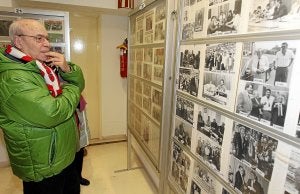 Un asistente contempla uno de los paneles con fotos históricas del Club Deportivo Logroñés. ::
FOTOS: ÓSCAR SOLORZANO/