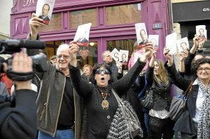 Los manifestantes acosaron a Sarkozy en las calles de Bayona. El presidente galo se marchó protegido por un paraguas para evitar los lanzamientos de huevos. :: AFP/
