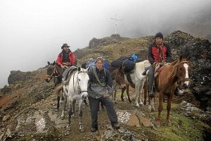 Miguel Gutiérrez, a la izquierda de la imagen, en la expedición a Vilcabamba, a 4.400 metros. Le acompañan los guías. /R. Gutiérrez/