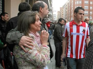 Cientos de personas se congregaron ayer en los alrededores de la parroquia del Corpus Christi en Bilbao para apoyar a la familia del joven fallecido./