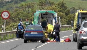 La víctima fue trasladada al hospital de Cruces por una UVI móvil de Osakidetza. :: LUIS CALABOR/