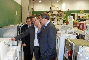 José Luis Bilbao asiste a las explicaciones sobre la zona de exposición didáctica de la planta. /E. C./