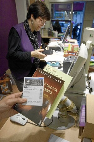 Un cliente de una tienda donostiarra adquiere unos libros con el 'bono cultura'. :: EL CORREO/