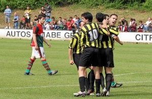 Jugadores del Getxo celebran ayer uno de los cuatro goles que marcaron al Apurtuarte. ::
JORDI ALEMANY/