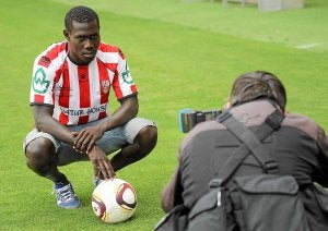 Moustapha, fotografiado ayer en el césped de Las Gaunas, tras su renovación. ::
ÓSCAR SOLORZANO/