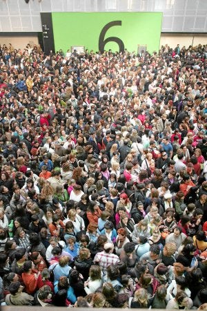 Avalancha de opositores a una plaza de Osakidetza en la convocatoria de 2006. /Bernardo Corral/