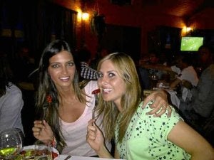 Sara posó junto a su colega, Susana Guasch./