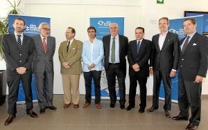 Los premiados (con Martínez en el centro, junto Blanco), ayer en el Club de Marketing. ::
Ó. SOLORZANO/