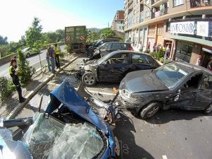 Aspecto desolador del aparcamiento, atestado de coches cuando se produjo la brutal embestida. /L. Calabor/