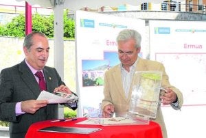 El Consejero Iñaki Arriola y el alcalde Carlos Totorika colocan la primera piedra. ::
A. LASUEN/