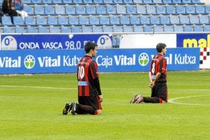 Futbolistas del Lemona aparecen arrodillados en el encuentro de la pasada temporada frente al Alavés. ::
JESÚS ANDRADE/