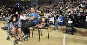 Los solicitantes asisten al sorteo de la mañana en el pabellón de Miribilla. :: LUIS ÁNGEL GÓMEZ/