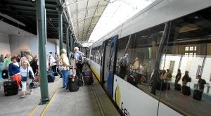 Pasajeros de la línea Santander-Bilbao llegan a la estación de La Concordia, en Bilbao. :: LUIS ÁNGEL GÓMEZ/