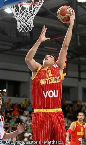 Milko Bjelica culmina una canasta con Montenegro. ::
FIBA/