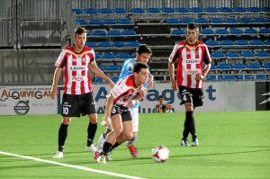 Sota intenta irse de un jugador del Lucena ante la mirada de Esaúl y Ledo. ::
JOSÉ MARÍA GARCÍA/