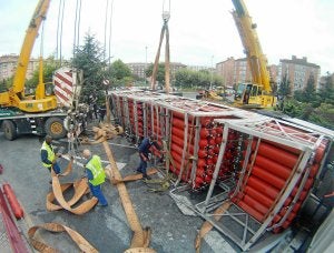 Operarios de Praxair proceden a retirar las bombonas de hidrógeno de una zona próxima a la Feria de Muestras. :: LUIS CALABOR/