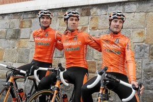 Víctor Cabedo, primero por la izquierda, debutó este año en el Euskaltel-Euskadi. :: EL CORREO/