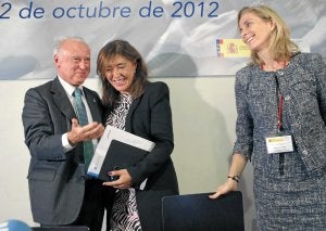Castelao, con la conselleira de Trabajo gallega, Beatriz Mato. :: EFE/