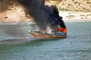 Imagen tomada por el propio buque holandés 'Rottterdam' tras abrir fuego contra el barco pirata que le atacó. :: EFE/