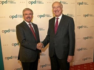 Carlos Sabanza y Fernando Querejeta se estrechan la mano. :: E. C./