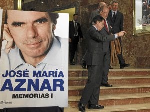 Ignacio González, presidente de Madrid, acompaña a Rato y Gallardón a la presentación del libro de memorias de Aznar. :: EFE/