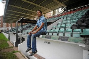Sidahme Sidati 'Silas', sentado sobre el banquillo local del campo de Las Llanas de Sestao. :: FERNANDO GÓMEZ/