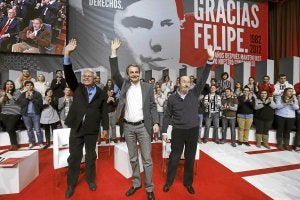 González, Zapatero y Rubalcaba saludan a los 2.000 simpatizantes reunidos en el Palacio de Congresos de Madrid. /Efe/