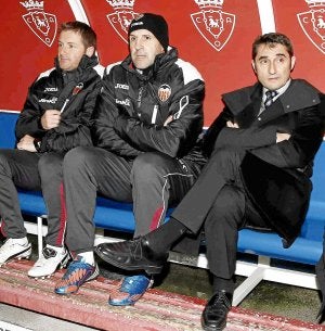 Valverde, sentado en el banquillo junto a Ochotorena, preparador de porteros del Valencia. ::
EFE/