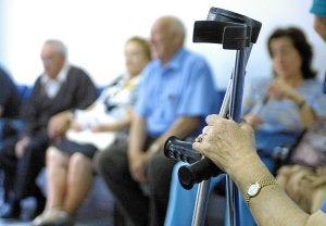 Una mujer con unas muletas aguarda en la sala de espera de un ambulatorio. /Rafael Lafuente/
