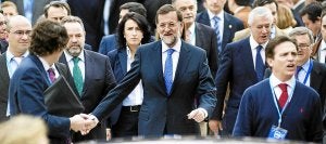 El presidente del Gobierno, acompañado de miembros de su partido tras asistir a la Interparlamentaria del PP, ayer en Toledo. :: EFE/