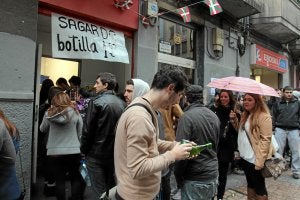 La cadena de alimentación colocó llamativos carteles anunciando la venta de la tradicional alcohólica. :: MITXEL ATRIO/