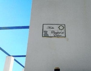 En el rótulo se indica la dedicatoria de la calle. ::
JAVI CONEJO/