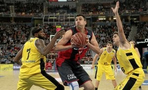 Milko Bjelica estuvo muy incisivo en la pintura y dio muchos problemas a Jakmi Donaldson. ::
RAFA GUTIÉRREZ/
