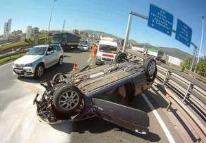 Imagen de un espectacular accidente que tuvo lugar en Bizkaia, en el puente de Rontegi. /Luis Calabor/