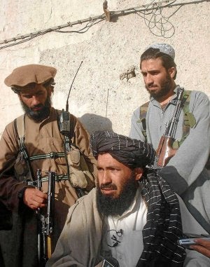 El mulá Nazir, en el centro de la imagen, durante una entrevista en Wana en abril de 2007. /Afp/