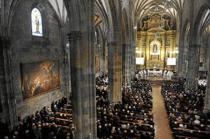Mario Iceta destacó el «talante acogedor» de Jesús Garitaonaindia y su labor al frente del templo que ayer le despidió. :: FOTOS: FERNANDO GÓMEZ/