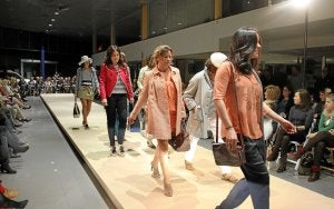 Un momento del desfile realizado en el concesionario. ::
M. HERREROS/